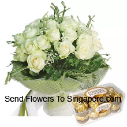 Bouquet de 18 roses blanches avec des garnitures saisonnières accompagnées de 16 pièces de Ferrero Rochers