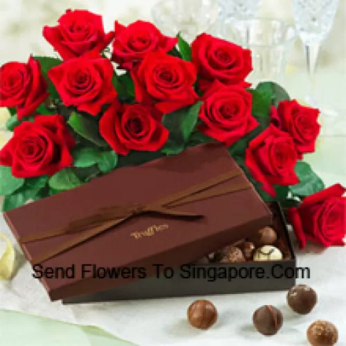 Un magnifique bouquet de 12 roses rouges avec des remplisseurs de saison accompagné d'une boîte de chocolats importés