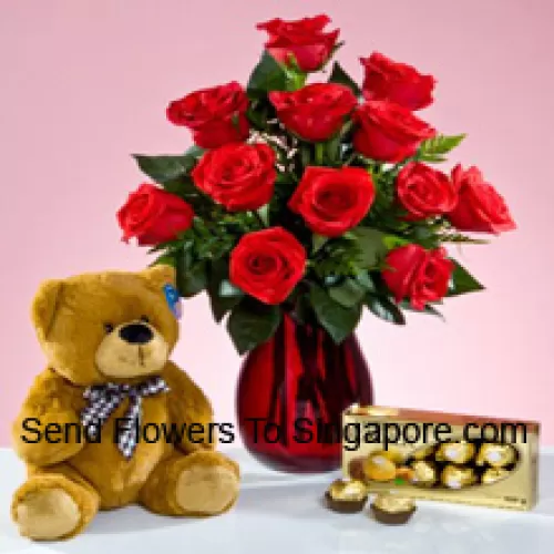 12 Roses rouges avec des fougères dans un vase en verre, un mignon ours en peluche brun de 12 pouces de hauteur et une boîte de 16 chocolats Ferrero Rocher