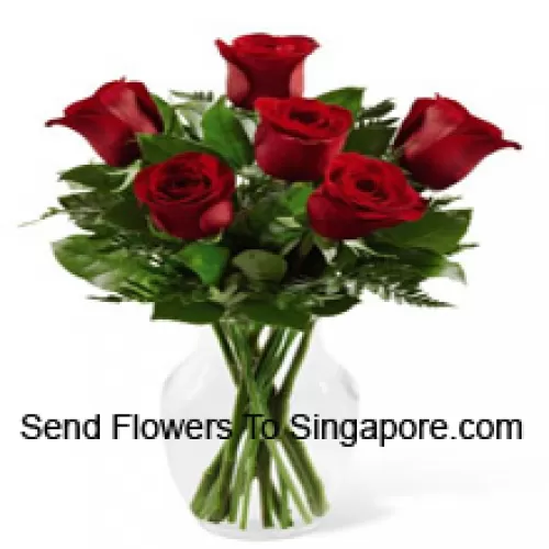 6 Roses Rouges Avec Quelques Fougères Dans Un Vase en Verre