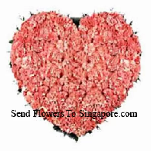 Arrangement en forme de cœur de 100 œillets roses