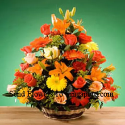 Corbeille de fleurs assorties comprenant des roses et des géraniums de différentes couleurs. Cette corbeille contient également des remplissages saisonniers