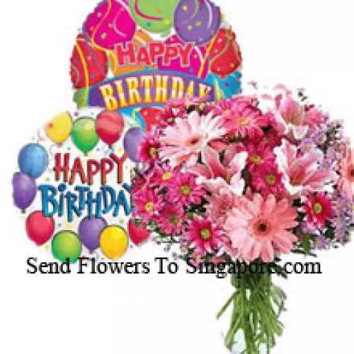 Fleurs assorties dans un vase avec des ballons d'anniversaire