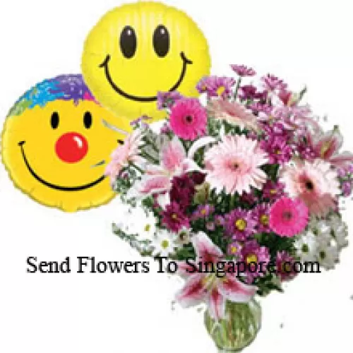 Fleurs variées dans un vase accompagnées de ballons souriants