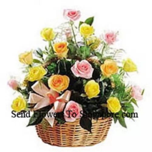 Un beau panier de 24 roses de différentes couleurs mélangées