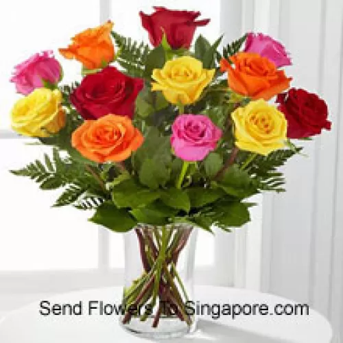 12 Roses de Couleurs Mélangées Avec Quelques Fougères dans un Vase