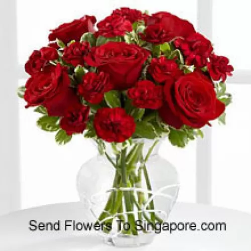 9 Roses rouges et 9 Carantions rouges dans un vase en verre