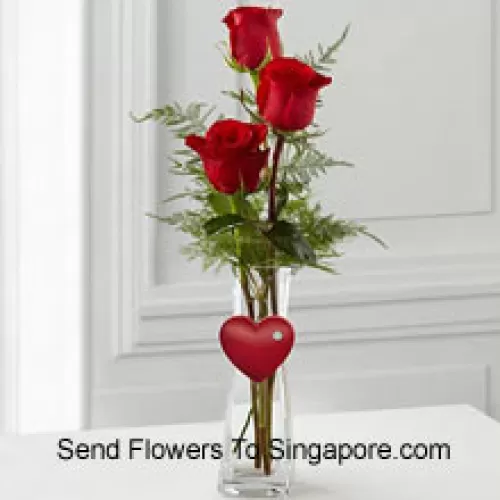 3 Roses Rouges dans un Vase en Verre avec un Petit Coeur Attaché